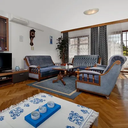 Elena Apartment *
